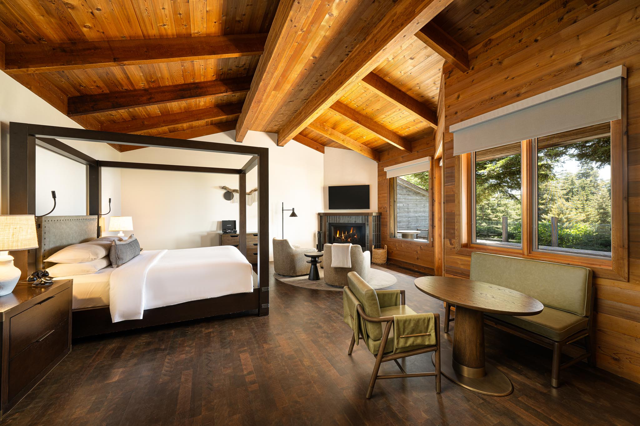 /images/stay/Vista Hot Tub Suite Bedroom.jpg